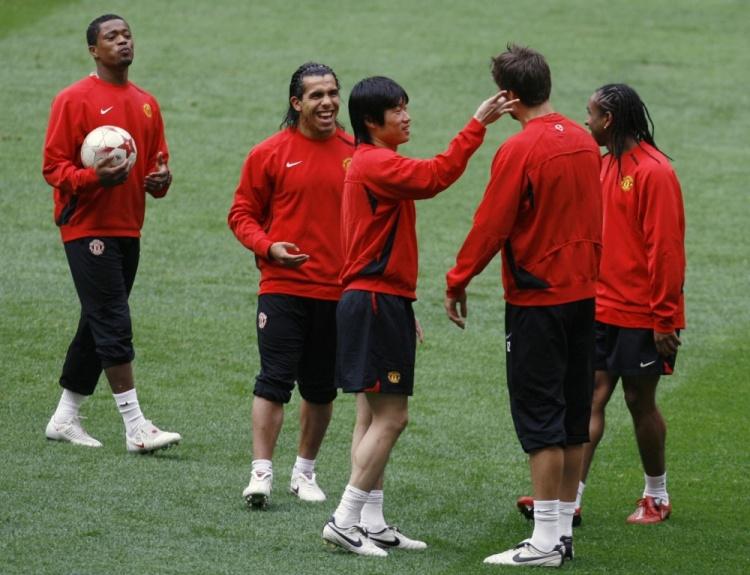 缅怀前队友！路易斯·迪亚斯做出若塔的庆祝动作